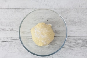 Preparazione Treccia di brioche salata farcita di salame, formaggio e noci  - Fase 1