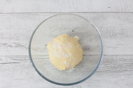 Preparazione Treccia di brioche salata farcita di salame, formaggio e noci  - Fase 1 Preparazione Treccia di brioche salata farcita di salame, formaggio e noci  - Fase 1