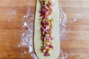 Preparazione Treccia di brioche salata farcita di salame, formaggio e noci  - Fase 3