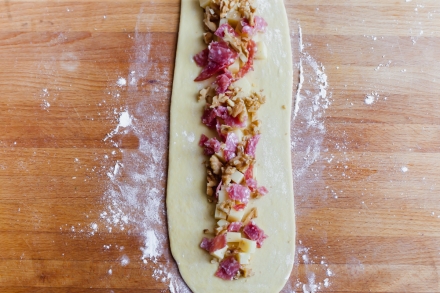 Preparazione Treccia di brioche salata farcita di salame, formaggio e noci  - Fase 3 Preparazione Treccia di brioche salata farcita di salame, formaggio e noci  - Fase 3