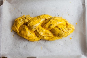 Preparazione Treccia di brioche salata farcita di salame, formaggio e noci  - Fase 5