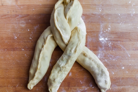 Preparazione Treccia di brioche salata farcita di salame, formaggio e noci  - Fase 4 Preparazione Treccia di brioche salata farcita di salame, formaggio e noci  - Fase 4