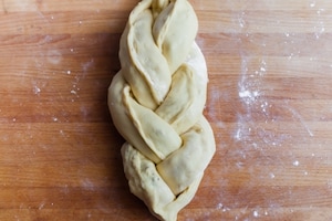 Preparazione Treccia di brioche salata farcita di salame, formaggio e noci  - Fase 4