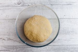 Preparazione Treccia di brioche salata farcita di salame, formaggio e noci  - Fase 2