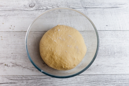 Preparazione Treccia di brioche salata farcita di salame, formaggio e noci  - Fase 2 Preparazione Treccia di brioche salata farcita di salame, formaggio e noci  - Fase 2