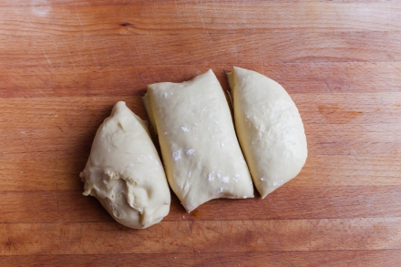 Preparazione Treccia di brioche salata farcita di salame, formaggio e noci  - Fase 2 Preparazione Treccia di brioche salata farcita di salame, formaggio e noci  - Fase 2