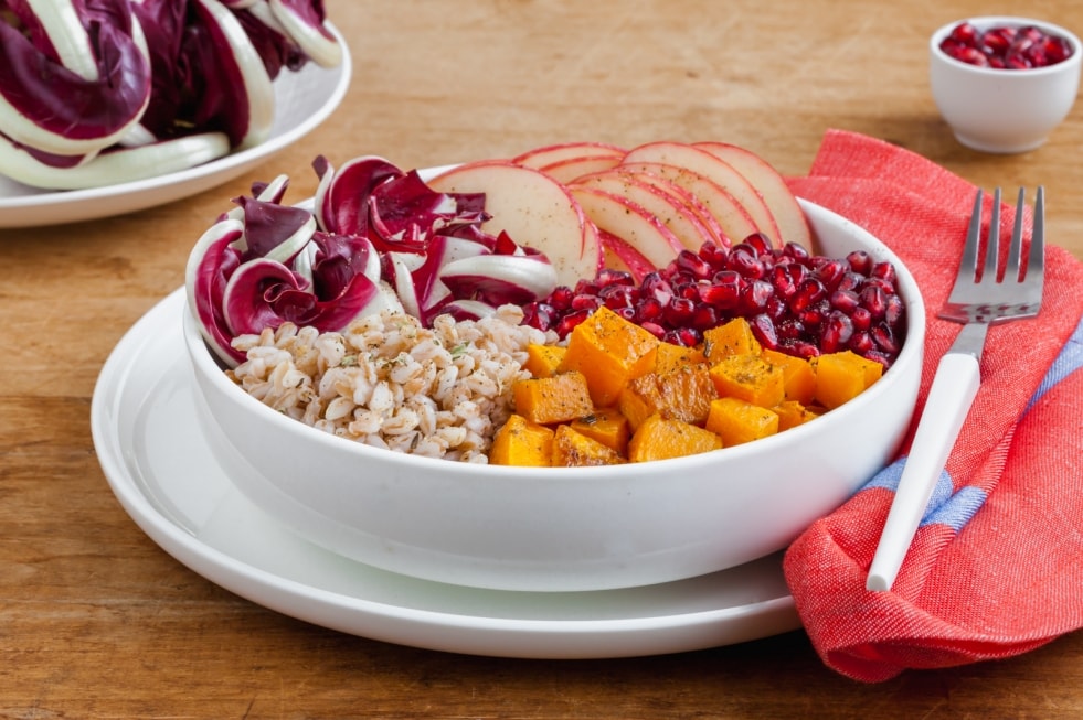 Bowl di farro con radicchio di Treviso tardivo, zucca, melagrana e mela  ricetta