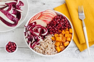 Preparazione Bowl di farro con radicchio di Treviso tardivo, zucca, melagrana e mela  - Fase 3