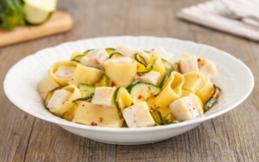 Calamarata con zucchine, merluzzo e pepe rosa 