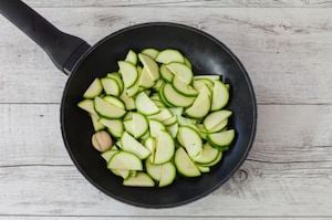 Preparazione Calamarata con zucchine, merluzzo e pepe rosa  - Fase 1
