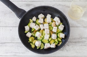Preparazione Calamarata con zucchine, merluzzo e pepe rosa  - Fase 1