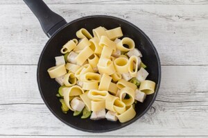 Preparazione Calamarata con zucchine, merluzzo e pepe rosa  - Fase 2