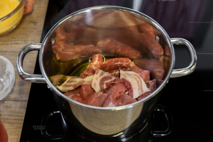 Preparazione Cannelloni di crêpes con ricotta e spinaci al sugo di carne di nonna Melina - Fase 1 Preparazione Cannelloni di crêpes con ricotta e spinaci al sugo di carne di nonna Melina - Fase 1