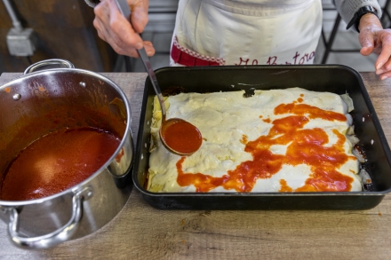 Preparazione Cannelloni di crêpes con ricotta e spinaci al sugo di carne di nonna Melina - Fase 6 Preparazione Cannelloni di crêpes con ricotta e spinaci al sugo di carne di nonna Melina - Fase 6