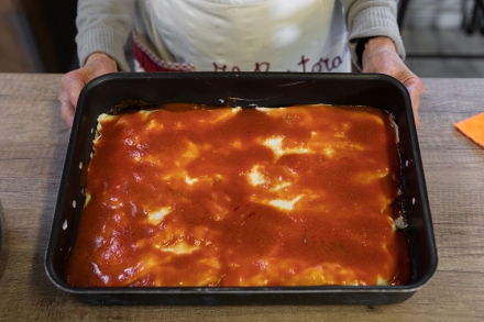 Preparazione Cannelloni di crêpes con ricotta e spinaci al sugo di carne di nonna Melina - Fase 6 Preparazione Cannelloni di crêpes con ricotta e spinaci al sugo di carne di nonna Melina - Fase 6