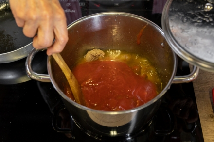 Preparazione Cannelloni di crêpes con ricotta e spinaci al sugo di carne di nonna Melina - Fase 2 Preparazione Cannelloni di crêpes con ricotta e spinaci al sugo di carne di nonna Melina - Fase 2