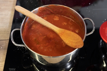 Preparazione Cannelloni di crêpes con ricotta e spinaci al sugo di carne di nonna Melina - Fase 2 Preparazione Cannelloni di crêpes con ricotta e spinaci al sugo di carne di nonna Melina - Fase 2