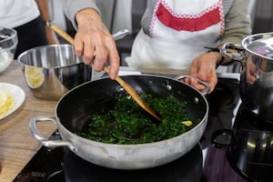 Preparazione Cannelloni di crêpes con ricotta e spinaci al sugo di carne di nonna Melina - Fase 4