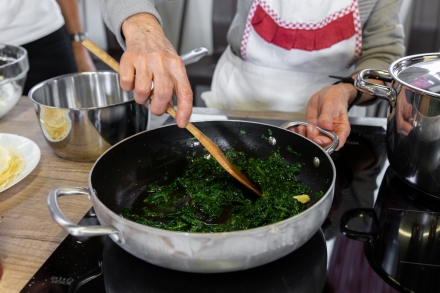 Preparazione Cannelloni di crêpes con ricotta e spinaci al sugo di carne di nonna Melina - Fase 4 Preparazione Cannelloni di crêpes con ricotta e spinaci al sugo di carne di nonna Melina - Fase 4