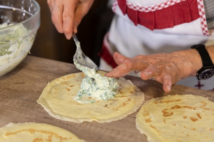 Preparazione Cannelloni di crêpes con ricotta e spinaci al sugo di carne di nonna Melina - Fase 5 Preparazione Cannelloni di crêpes con ricotta e spinaci al sugo di carne di nonna Melina - Fase 5