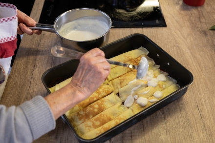 Preparazione Cannelloni di crêpes con ricotta e spinaci al sugo di carne di nonna Melina - Fase 5 Preparazione Cannelloni di crêpes con ricotta e spinaci al sugo di carne di nonna Melina - Fase 5