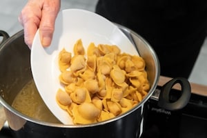 Preparazione Cappelletti in brodo di nonna Nicoletta - Fase 5
