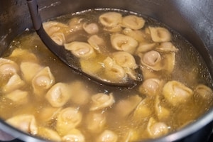 Preparazione Cappelletti in brodo di nonna Nicoletta - Fase 6