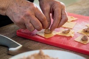 Preparazione Cappelletti in brodo di nonna Nicoletta - Fase 4