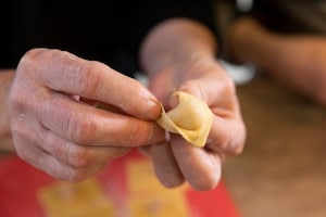 Preparazione Cappelletti in brodo di nonna Nicoletta - Fase 4
