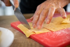 Preparazione Cappelletti in brodo di nonna Nicoletta - Fase 3