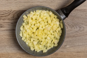 Preparazione Cestini di brisée con mele, robiola e noci pecan - Fase 1