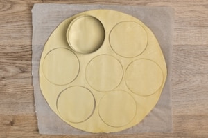 Preparazione Cestini di brisée con mele, robiola e noci pecan - Fase 2