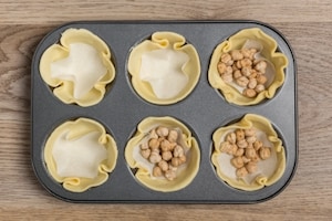 Preparazione Cestini di brisée con mele, robiola e noci pecan - Fase 2