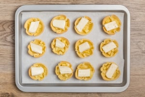 Preparazione Cestini di brisée con mele, robiola e noci pecan - Fase 4