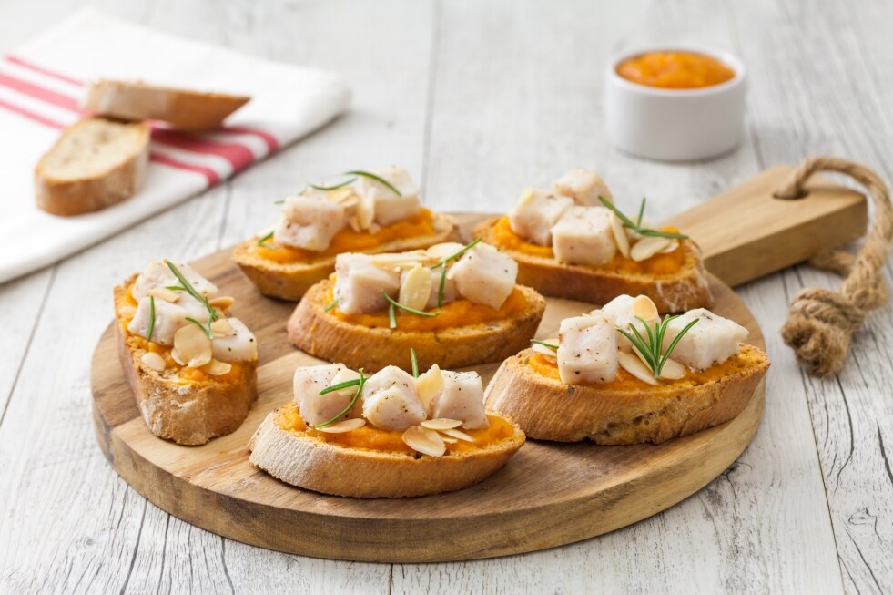 Crostini di pane integrale con crema di carote, merluzzo e mandorle a lamelle  ricetta