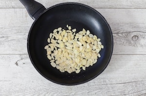Preparazione Crostini di pane integrale con crema di carote, merluzzo e mandorle a lamelle  - Fase 2