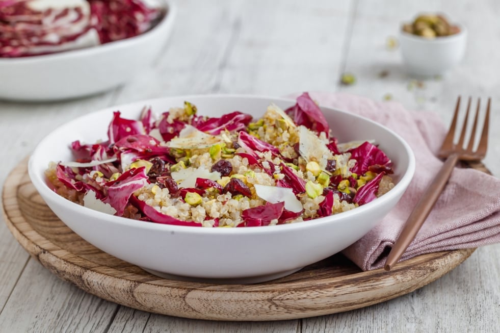 Insalata di radicchio con quinoa, mirtilli rossi e pistacchi  ricetta