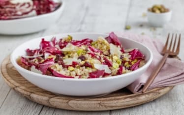 Insalata di radicchio con quinoa, mirtilli rossi e pistacchi 