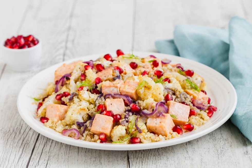 Insalata di salmone con quinoa, cavolfiore, cipolla rossa caramellata e melagrana  ricetta