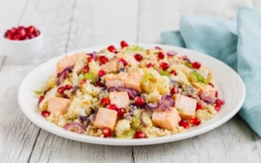 Insalata di salmone con quinoa, cavolfiore, cipolla rossa caramellata e melagrana 