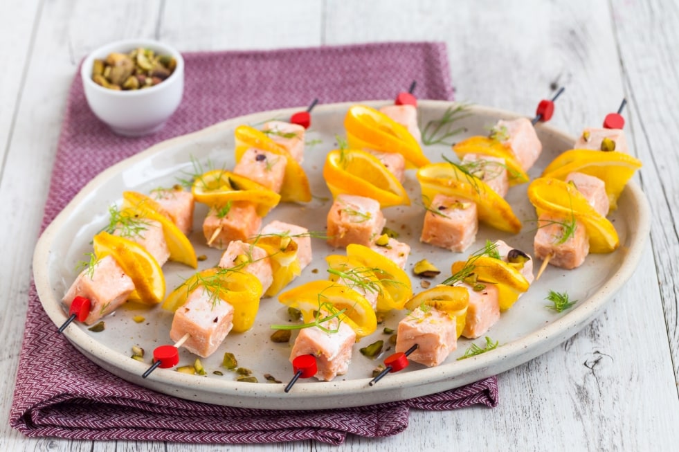 Mini spiedini di salmone con arancia, finocchietto e pistacchi  ricetta