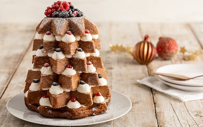 Pandoro farcito con crema alla vaniglia e frutti di bosco
