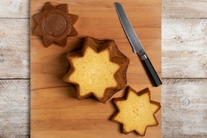 Preparazione Pandoro farcito con crema alla vaniglia e frutti di bosco - Fase 1