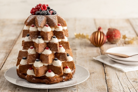 Preparazione Pandoro farcito con crema alla vaniglia e frutti di bosco - Fase 3
