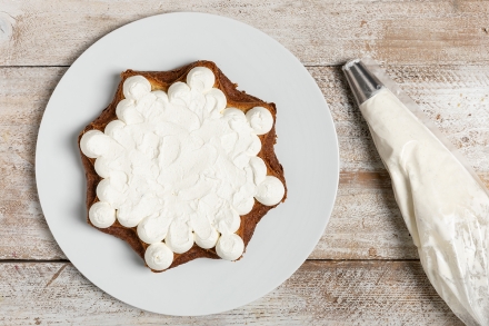 Preparazione Pandoro farcito con crema alla vaniglia e frutti di bosco - Fase 2 Preparazione Pandoro farcito con crema alla vaniglia e frutti di bosco - Fase 2