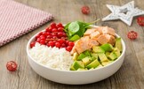 Pokè bowl con salmone, avocado, ribes rosso, riso basmati e spinacini 