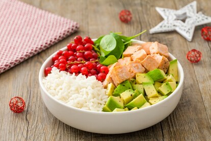 Pokè bowl con salmone, avocado, ribes rosso, riso basmati e spinacini 