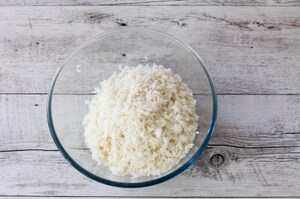 Preparazione Pokè bowl con salmone, avocado, ribes rosso, riso basmati e spinacini  - Fase 1