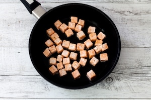 Preparazione Pokè bowl con salmone, avocado, ribes rosso, riso basmati e spinacini  - Fase 1