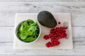 Preparazione Pokè bowl con salmone, avocado, ribes rosso, riso basmati e spinacini  - Fase 2